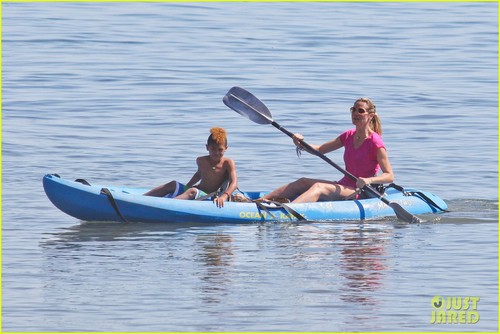  Heidi Klum: Paradise Cove with the Family!