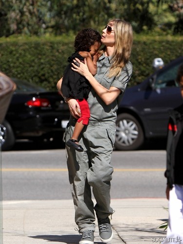  Heidi Klum Wearing An Interesting Jumpsuit With Daughter Lou
