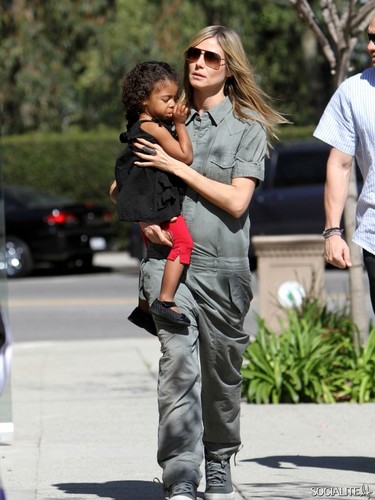  Heidi Klum Wearing An Interesting Jumpsuit With Daughter Lou