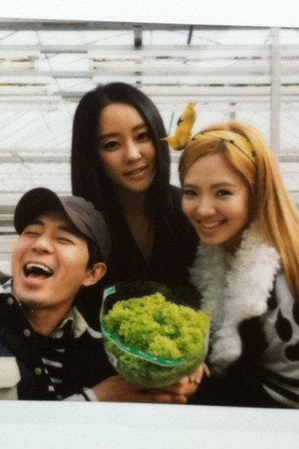  Hyoyeon Selca Picture with Boom and Woori @ Invincible Youth