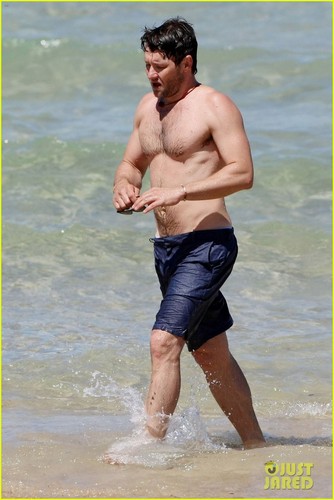  Joel Edgerton: Shirtless Dip at Bondi ساحل سمندر, بیچ