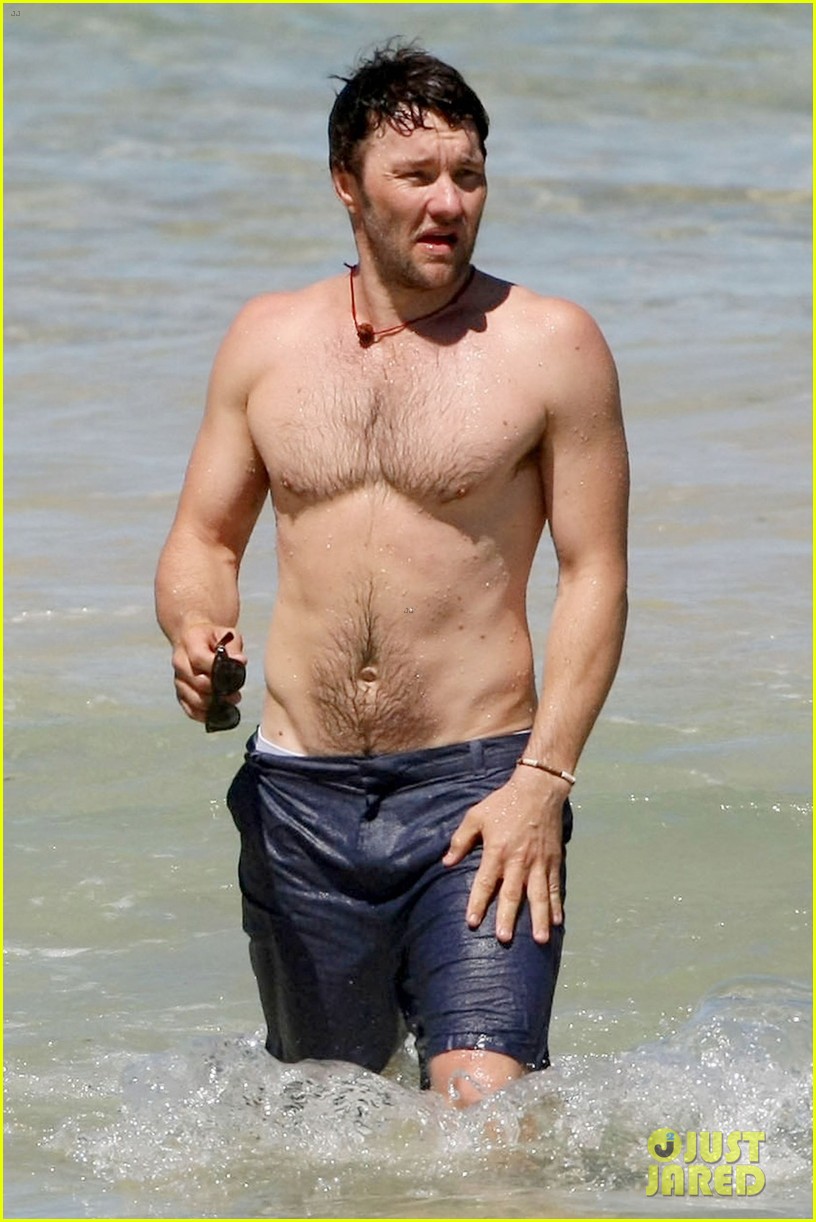Actors Photo: Joel Edgerton: Shirtless Dip at Bondi tabing-dagat.
