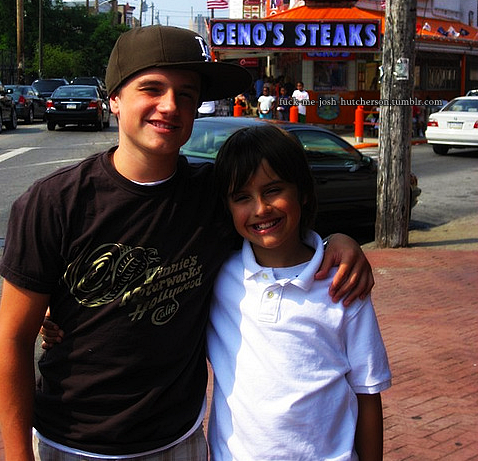 Josh Hutcherson with his brother Connor