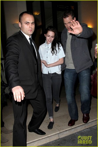  Kristen Stewart & Robert Pattinson: Parisian hapunan Date!