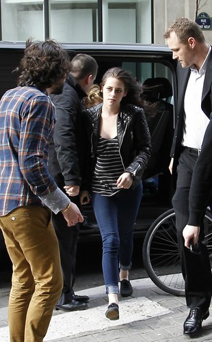  Kristen Stewart & Robert Pattinson out and about in Paris, France - March 5, 2012.