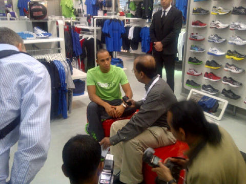  Lewis At Reebok Store In Dubai Twit Pic