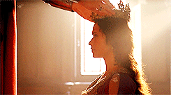 Queen Guinevere: Placement of Crown (2) - S3 or S4