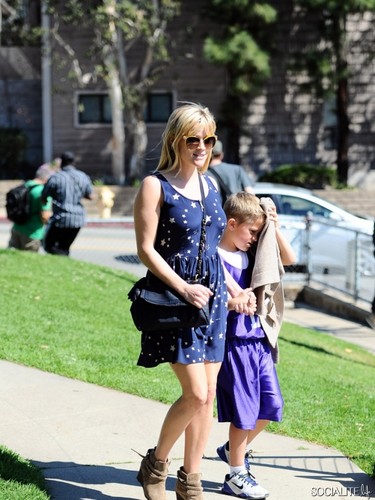 Reese Witherspoon Out & About In Brentwood
