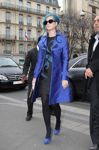  Viktor And Rolf Fashion tampil In Paris [3 March 2012]