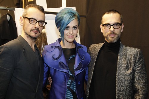  Viktor And Rolf Fashion tampil In Paris [3 March 2012]