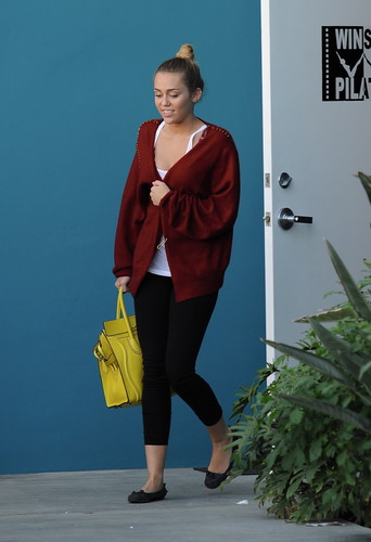 2012 > March > Leaving A Pilates Class In West Hollywood [7th March]
