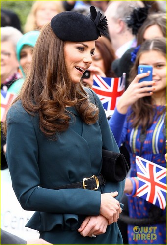  Duchess Kate & Queen Elizabeth: Лондон to Leicester!