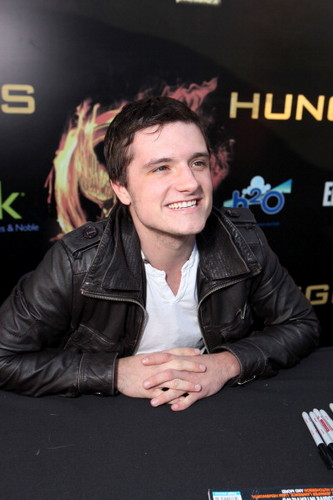  Josh at The Hunger Games LA 'The Hob' 粉丝 Event