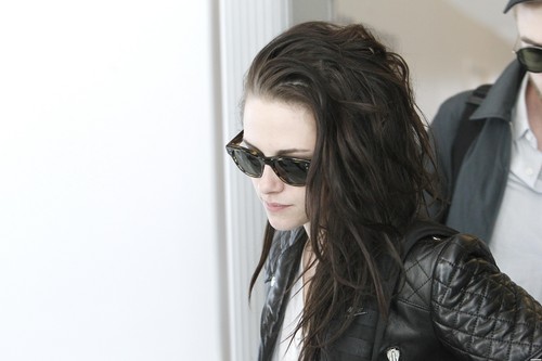  Kristen Stewart & Robert Pattinson arrive at Roissy Airport in Paris, France - March 8, 2012.