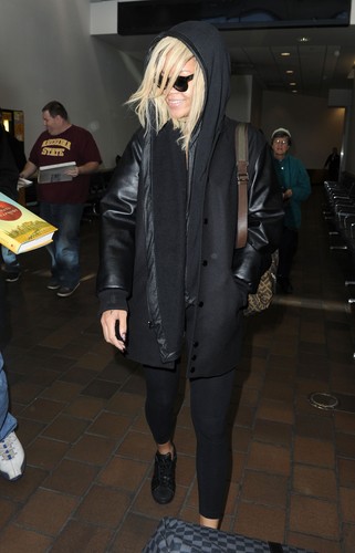  LaGuardia Airport And Heading To Her Gotel In NYC [11 March 2012]