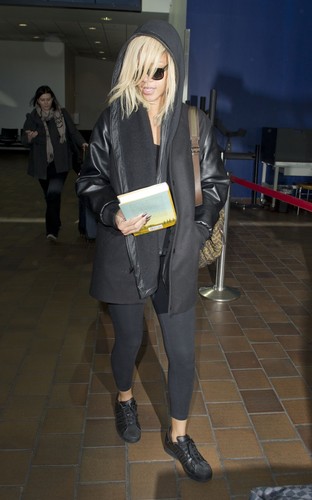 LaGuardia Airport And Heading To Her Gotel In NYC [11 March 2012]