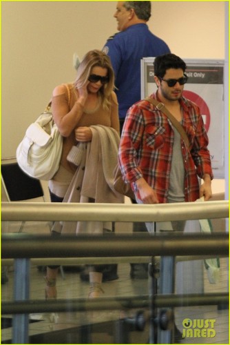  LeAnn Rimes: Under The Weather at LAX