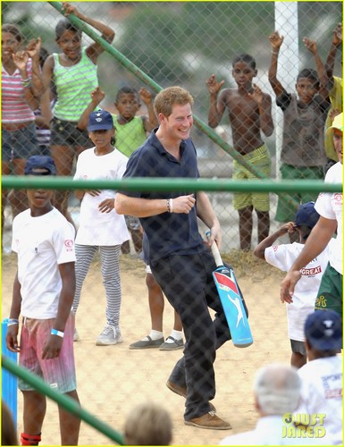 Prince Harry Disguises Himself as Prince William!