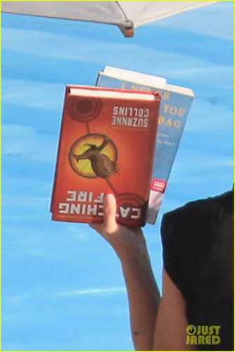  Reese Witherspoon Reads 'Catching Fire' in Rio