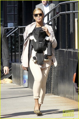 Beyonce & Blue Ivy Carter: Out for a Walk in NYC