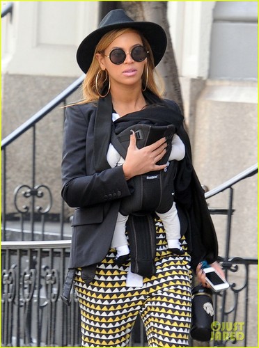  Beyonce Walks With Baby Blue & Mom Tina