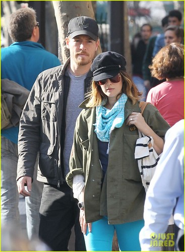  Drew Barrymore: Turquoise Trousers in Paris