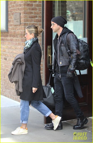 Jennifer Aniston & Justin Theroux: Hotel Check Out