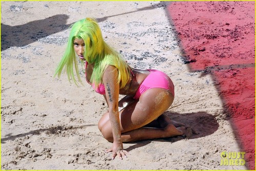  Nicki Minaj: merah jambu Bikini for 'Starships' Video!