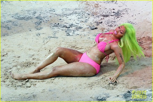  Nicki Minaj: berwarna merah muda, merah muda Bikini for 'Starships' Video!