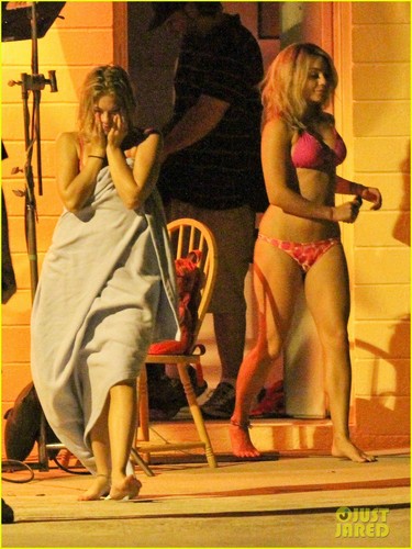  Vanessa Hudgens: 粉, 粉色 Bikini Babe