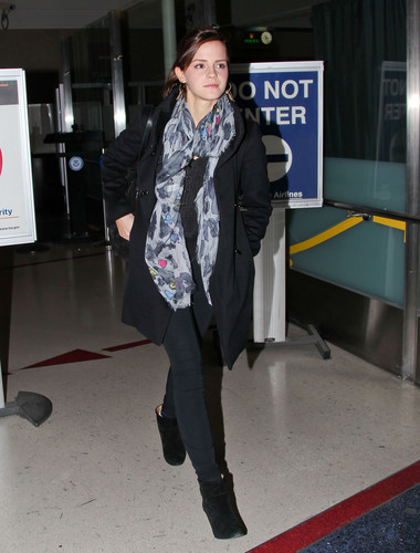 Emma at LAX Airport - March 18, 2012 - HQ