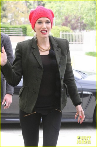  Gwen Stefani Rocks Her 'Favorite' Red Hat