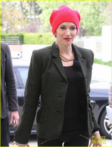  Gwen Stefani Rocks Her 'Favorite' Red Hat