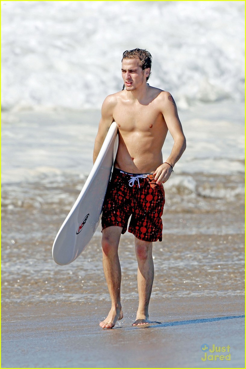 Kendall Schmidt: Surfing with Logan Henderson.