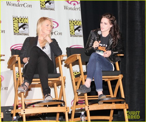  Kristen Stewart & Charlize Theron: 'Snow White' at WonderCon!