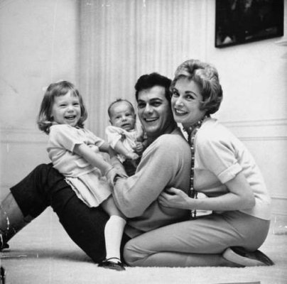 DD437 TONY CURTIS JANET LEIGH w/ DAUGHTERS KELLY & BABY JAMIE LEE  8X10 PHOTO 