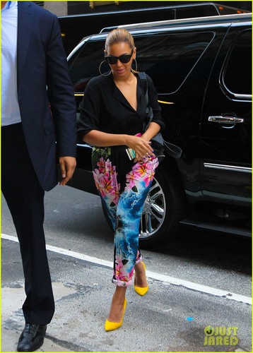  Beyonce: Floral Pants Pretty in NYC