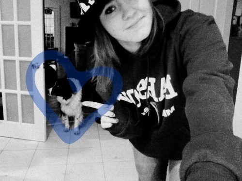  Effy and her doqqy(: