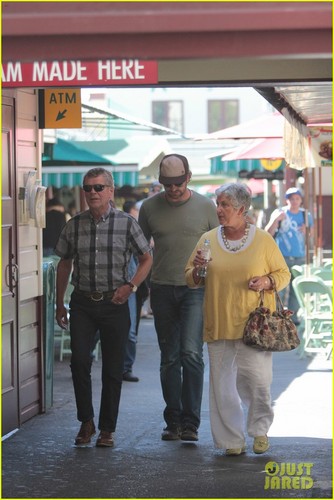  Gerard Butler: Farmers Market Lunch With Parents