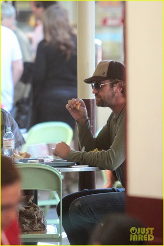  Gerard Butler: Farmers Market Lunch With Parents