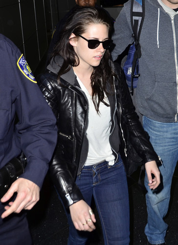  Kristen Stewart arriving at JFK Airport in New York - March 18, 2012.