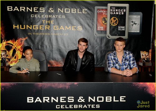 Liam Hemsworth: Barnes & Noble Signing