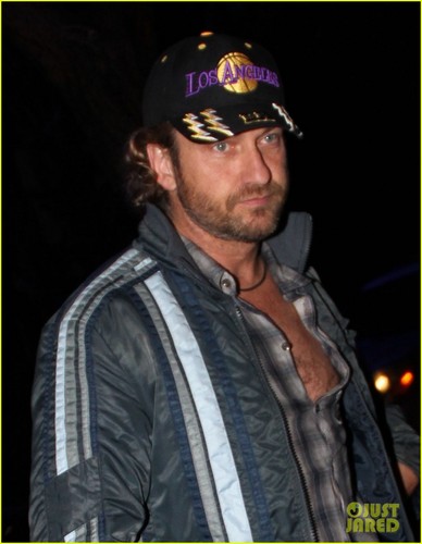  Gerard Butler Cheers On the Lakers