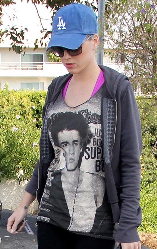 Katy Perry wearing a Justin Bieber shirt yesterday in LA 