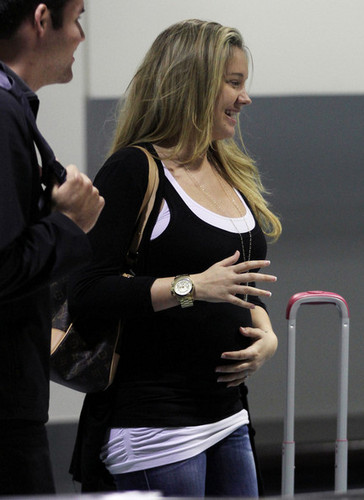  Mom-to-be Tiffany Thornton greeted with Liebe