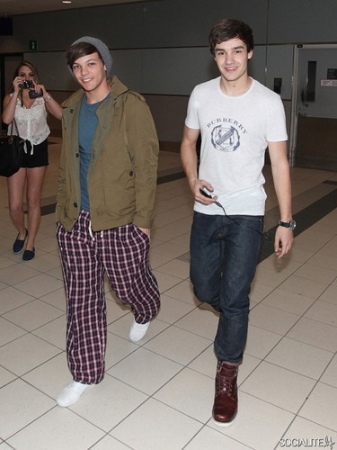  One Direction Lands In Toronto
