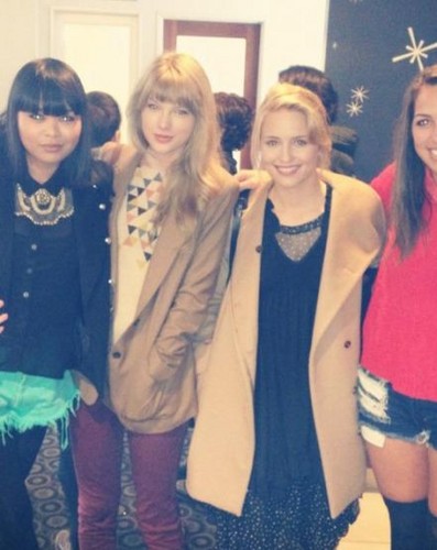  Taylor تیز رو, سوئفٹ and Dianna Agron went to go see “The Hunger Games” (March 25th)