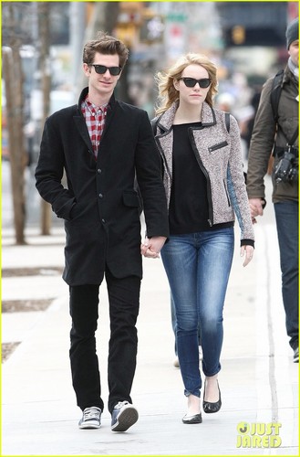  Emma Stone & Andrew 加菲猫 Hold Hands in NYC