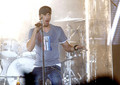 Enrique Iglesias Performs Live - enrique-iglesias photo