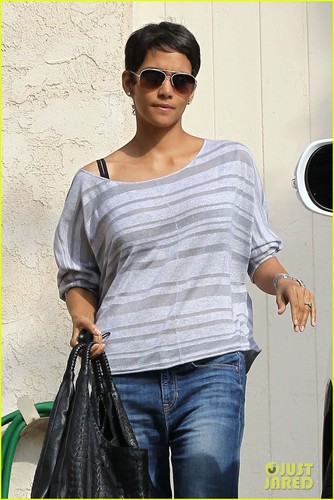 Halle Berry Flashes Her Engagement Ring In Studio City